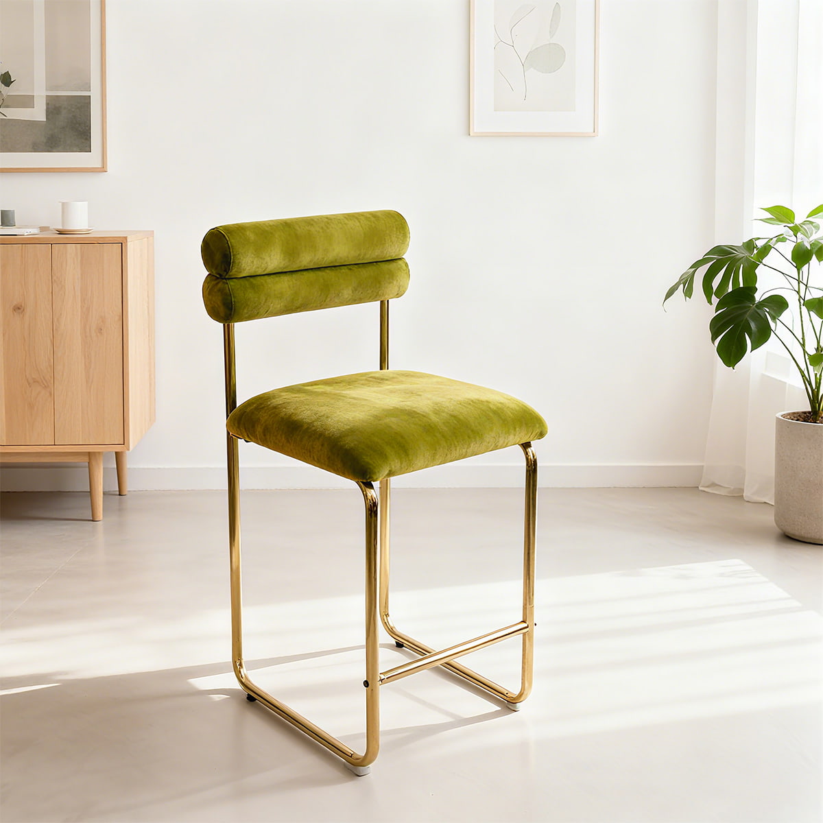 Modern Minimalis Green Velvet Upholstered Counter Height Bar Stool dengan Bingkai Logam Emas dan Foomrest untuk Pulau Dapur, Ruang Makan, Kafe atau Meja Depan